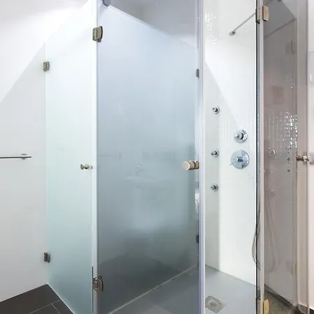 Falcon House Luxury Center Apartment